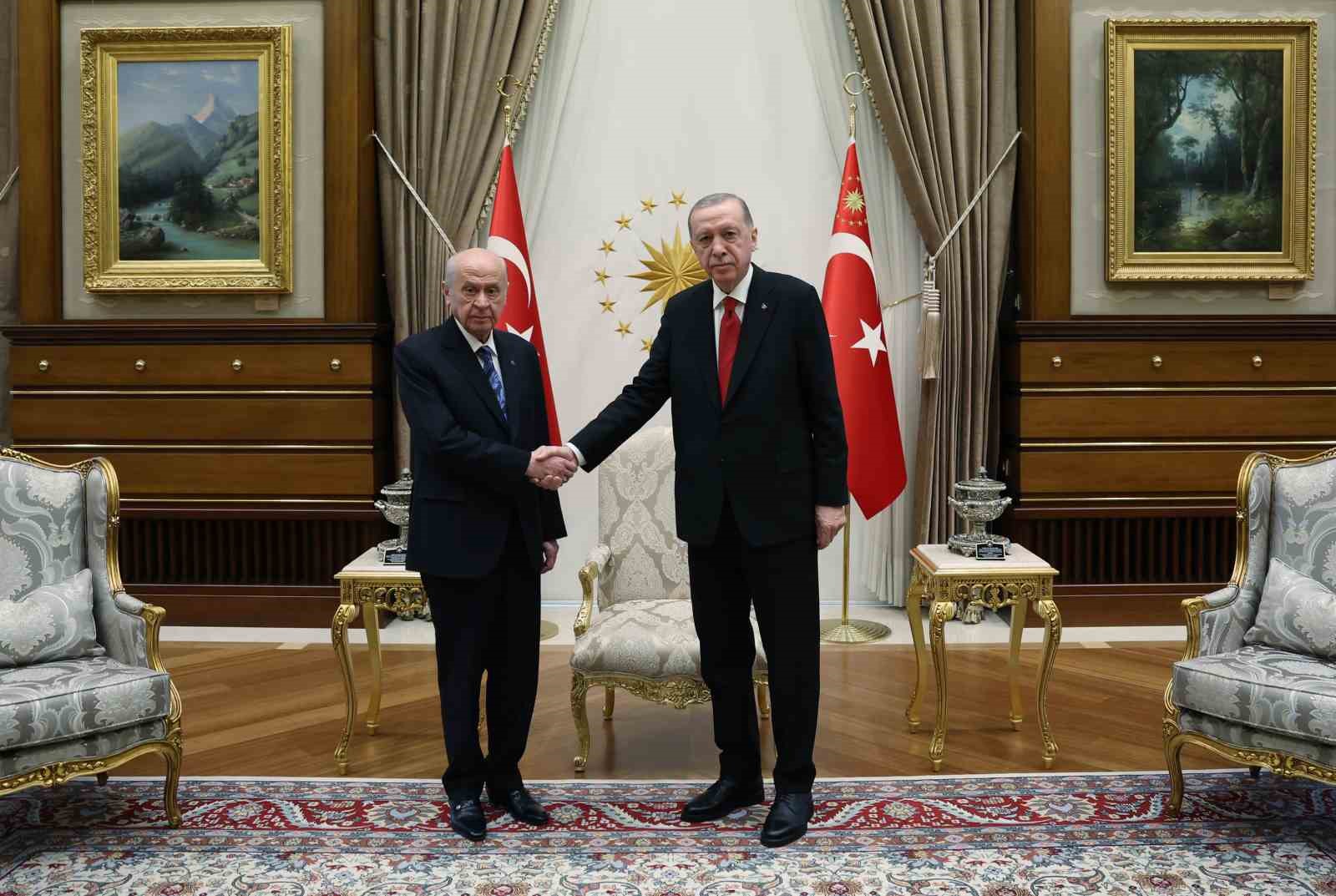 Cumhurbaşkanı Recep Tayyip Erdoğan, MHP Genel Başkanı Devlet Bahçeli ile Beştepe’de bir araya geldi.
