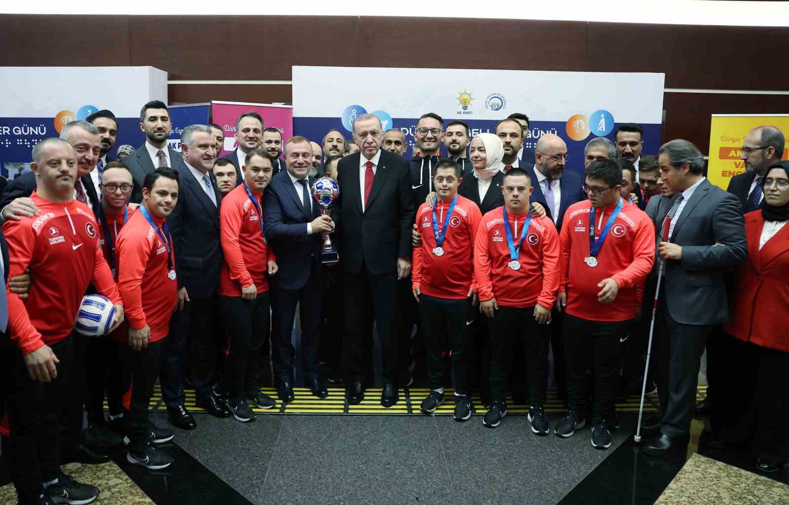 Cumhurbaşkanı Erdoğan, Avrupa Şampiyonu olan Down Sendromlu Futsal Milli Takımı oyuncularıyla bir araya geldi