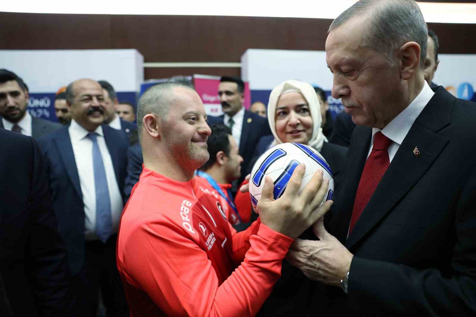 Cumhurbaşkanı Erdoğan, Avrupa Şampiyonu olan Down Sendromlu Futsal Milli Takımı oyuncularıyla bir araya geldi