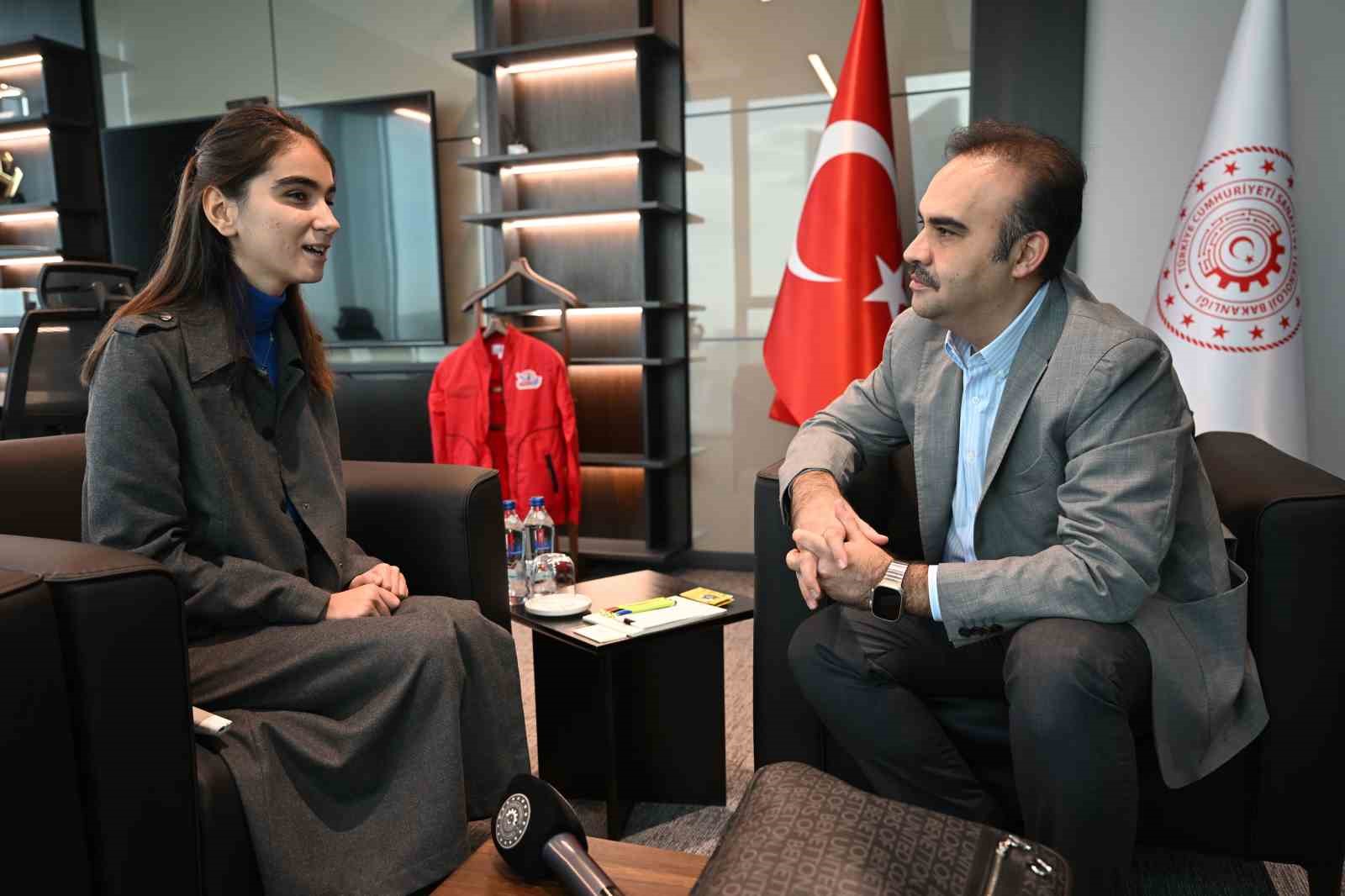 Görme engelli genç girişimci Zülal, Bakan Kacır ile bir araya geldi