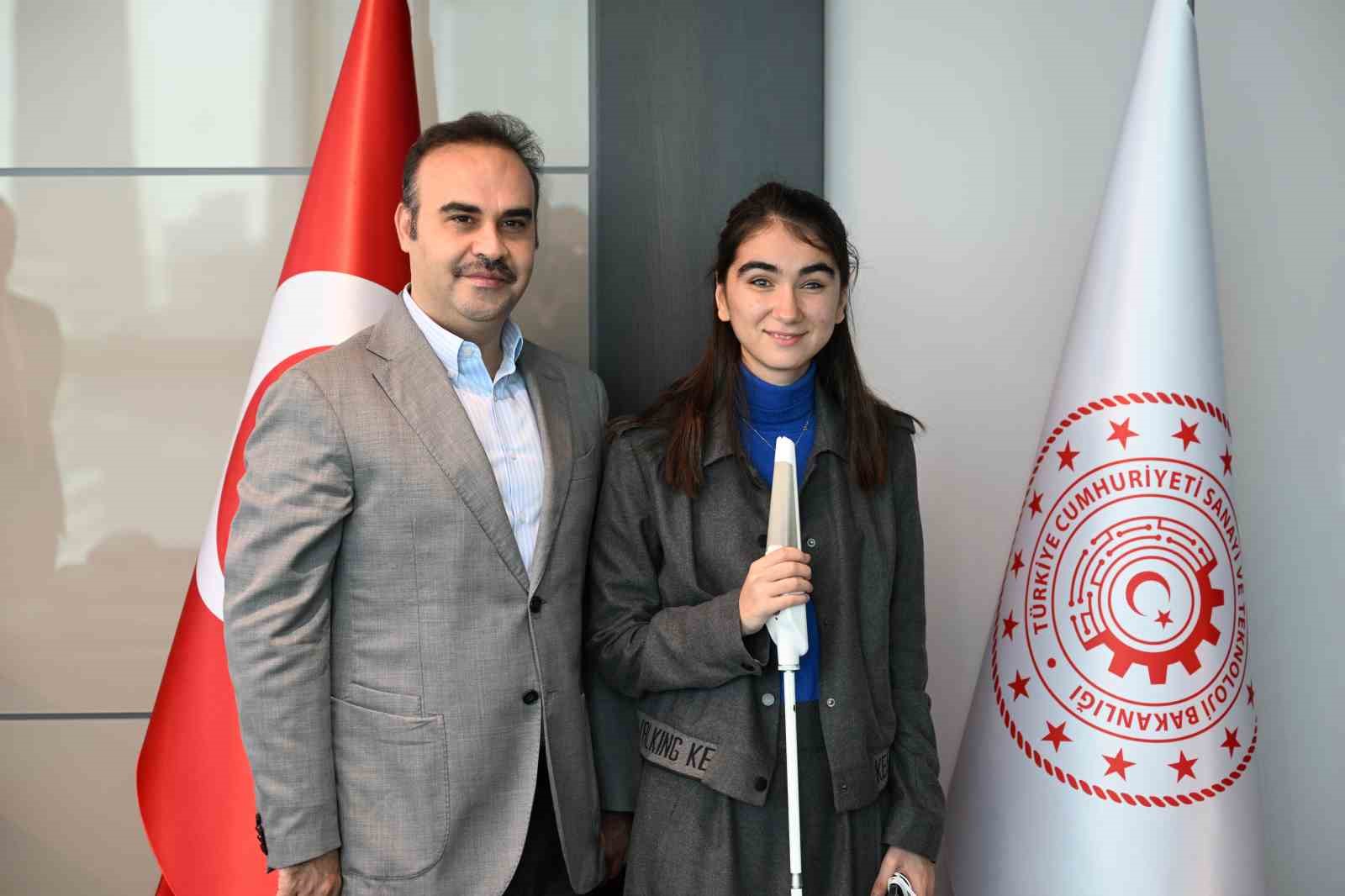 Görme engelli genç girişimci Zülal, Bakan Kacır ile bir araya geldi