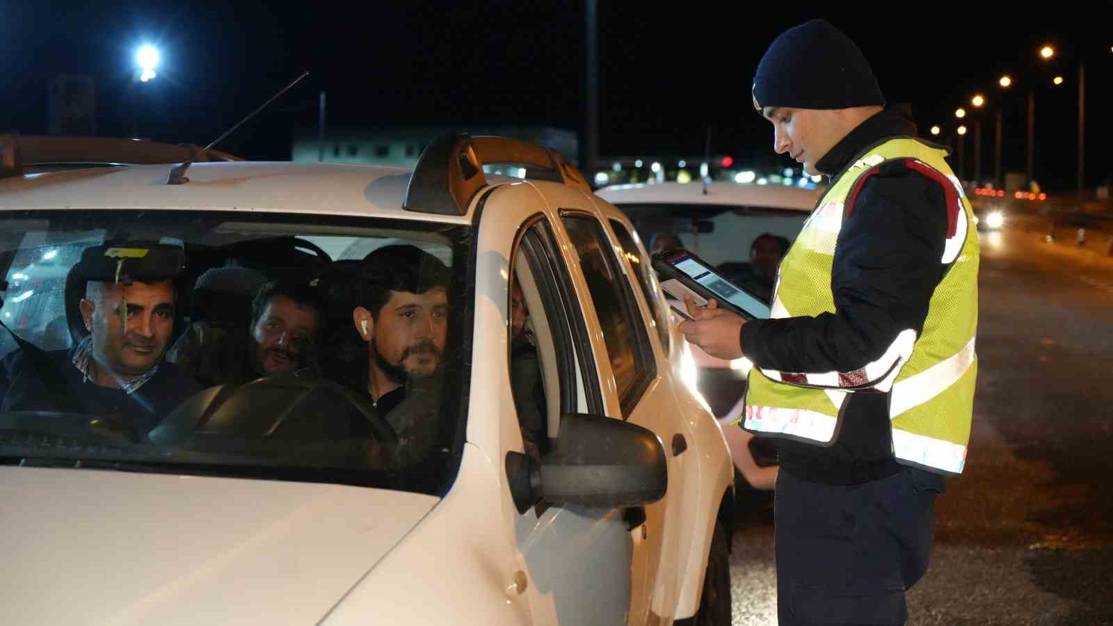 43 ilin geçiş noktasında kış lastiği denetimleri sürüyor: Araçlar tek tek kontrol ediliyor