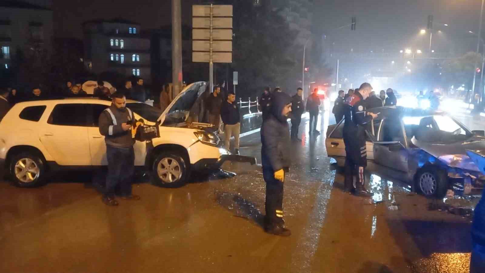Kırıkkale’de iki otomobil  çarpıştı: 9 yaralı