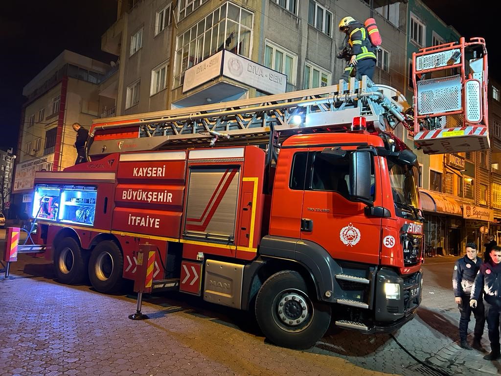 3 katlı binada çıkan yangın söndürüldü