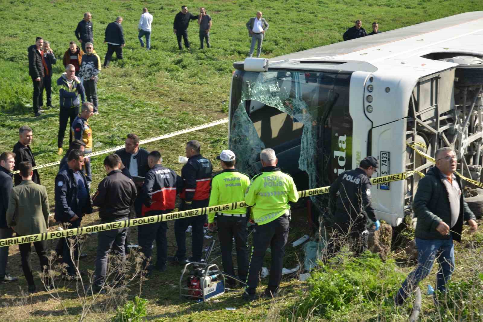 İşçi servisi şarampole uçtu: 3 ölü, 31 yaralı