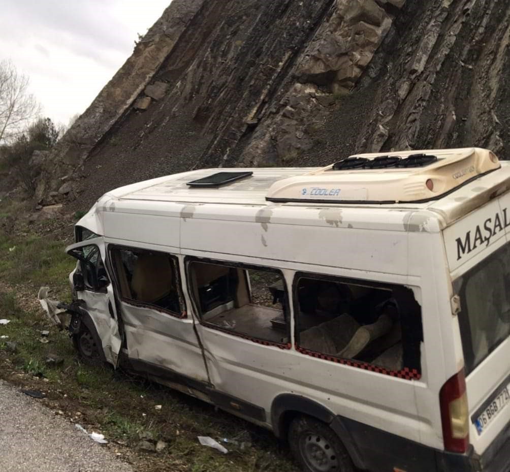Ankara’da işçi servisi otomobille çarpıştı: 3 ölü, 20 yaralı