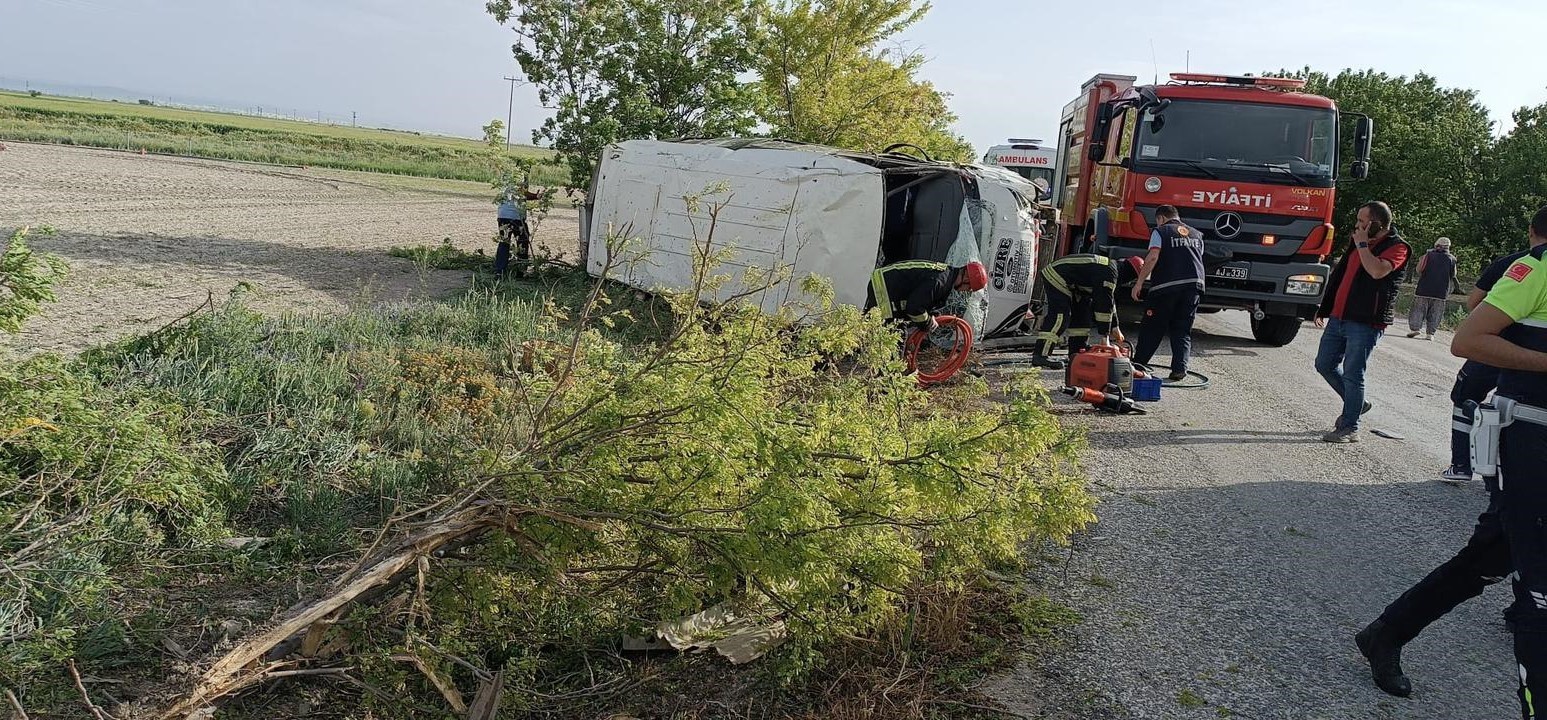 Karaman’da tarım işçilerini taşıyan minibüs devrildi: 16 yaralı