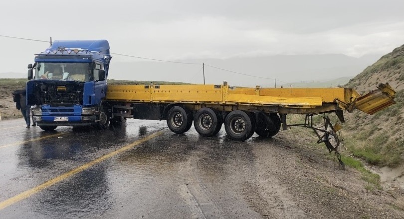 Tır ile servis minibüsü çarpışmış 5 kişi hayatını kaybetmişti: Tır sürücüsü tutuklandı