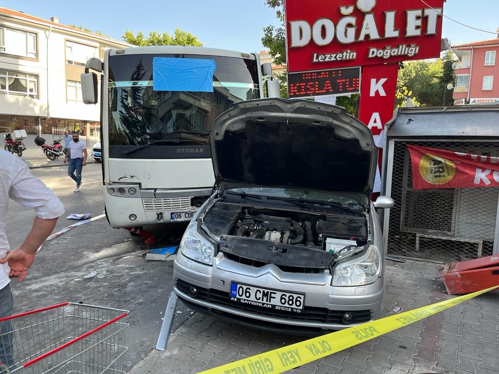 Ankara’da freni boşalan servis aracı 3 otomobile çarptı: 2 yaralı