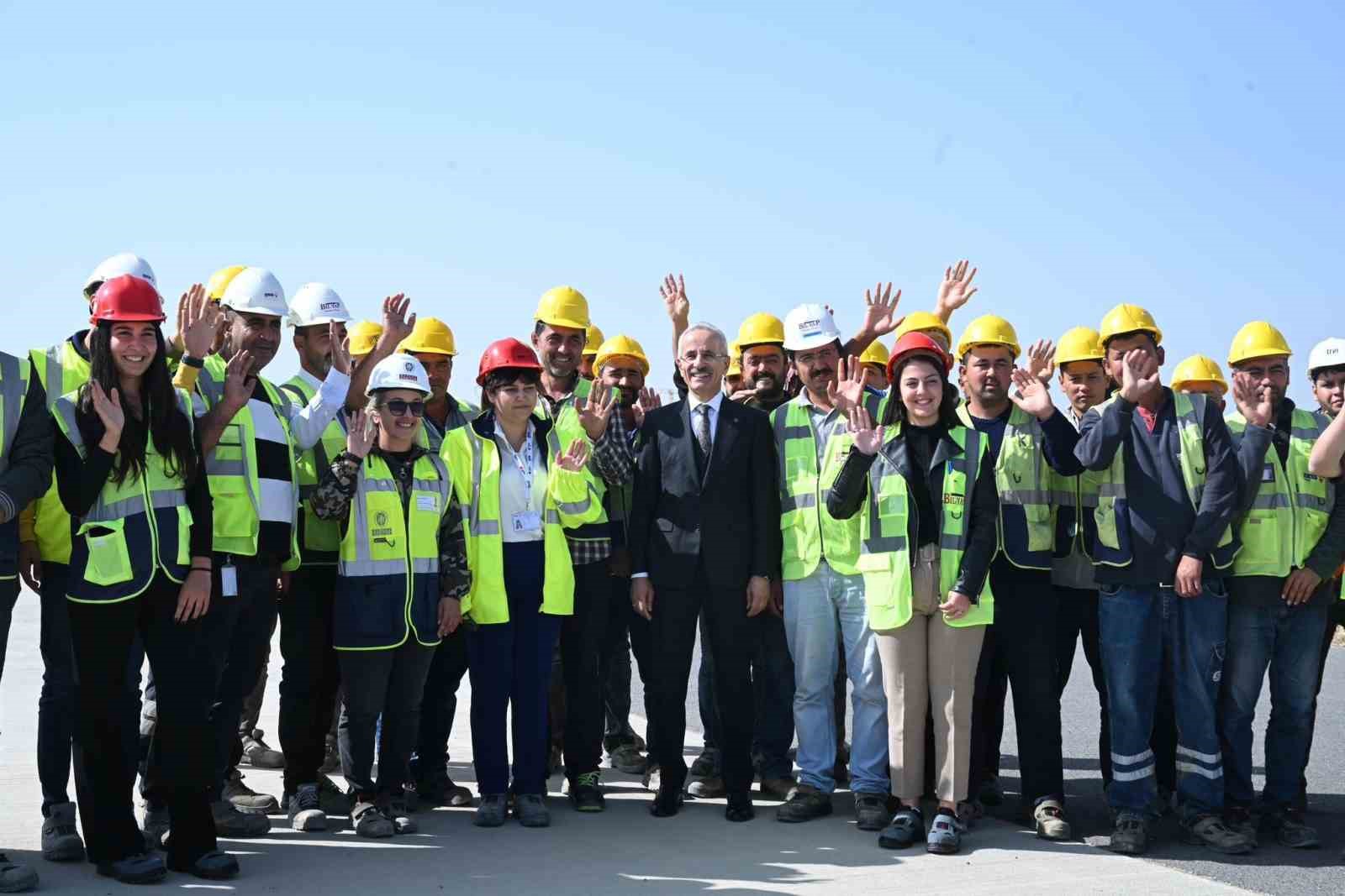 Bakan Uraloğlu: "İki etaplı olarak gerçekleştirilecek proje çerçevesinde Ankara Esenboğa Havalimanımız 3. pistine kavuşacak”