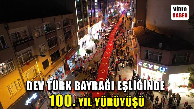 Binlerce vatandaş katıldı: Dev Türk bayrağı eşliğinde 100. yıl yürüyüşü