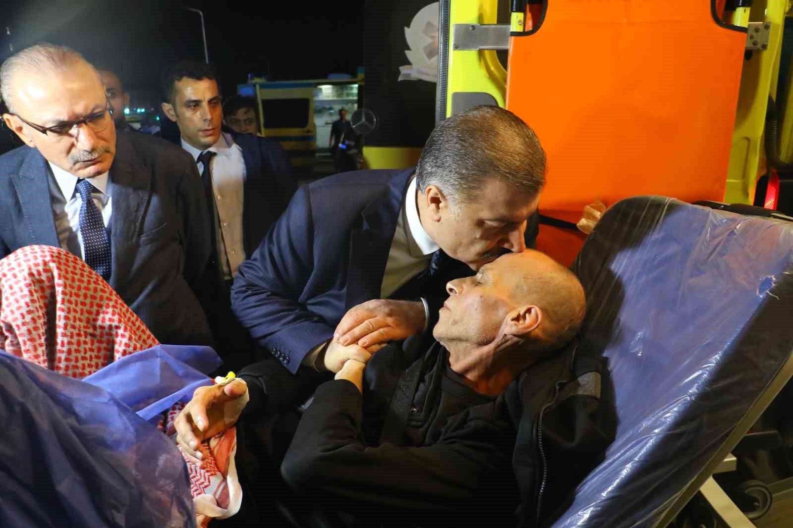 Bakan Koca, Türkiye’ye getirilen Gazzeli hastalarla yakından ilgilendi
