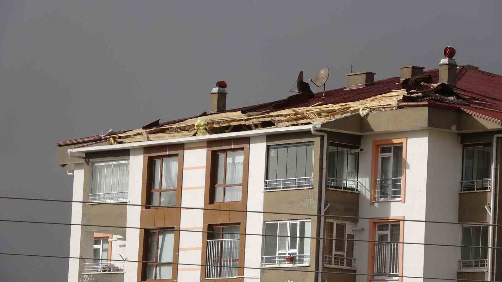 Yozgat’ta çatıdan kopan parçalar bir kişinin yaralanmasına neden oldu