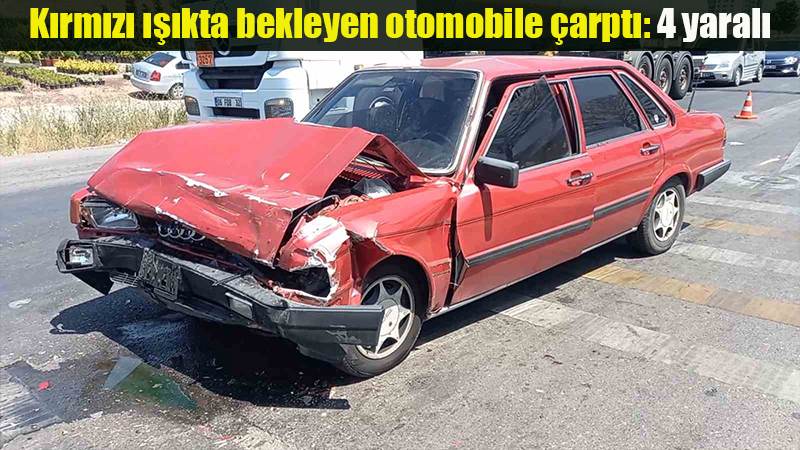 Kırmızı ışıkta bekleyen otomobile çarptı: 4 yaralı