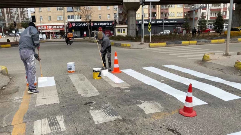 Güvenli trafik için yaya geçitleri boyandı