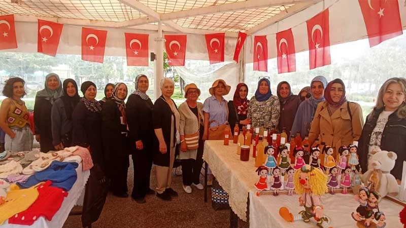 Hanımeli Pazarı’nda el emeği ürünler göz kamaştırıyor