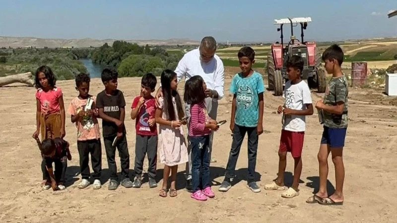 Çetiner’den çocuklara dondurma ikramı