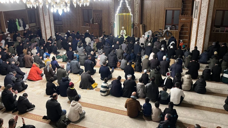 Çocuklar sabah namazında Çarşı Camii’nde buluştu