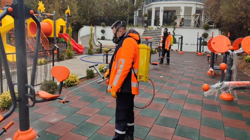 Park ve bahçeler ilaçlanıyor, çocuklar daha sağlıklı oyun oynuyor