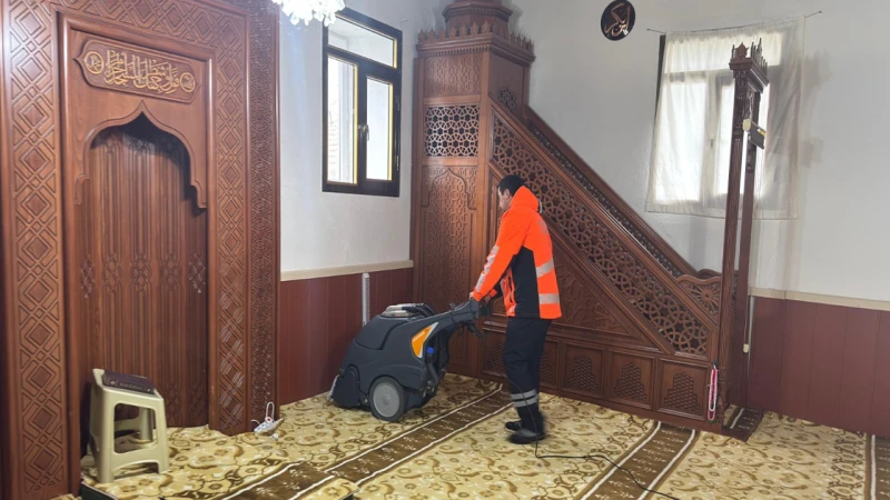 Camilerde ramazan hazırlığı yapılıyor: Her yer pırıl pırıl temizleniyor