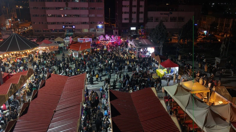 Soğuk havaya rağmen meydan dolup taşıyor