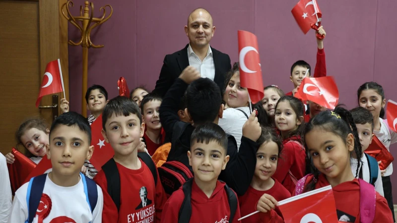 Minik öğrencilerden Önal’a anlamlı ziyaret