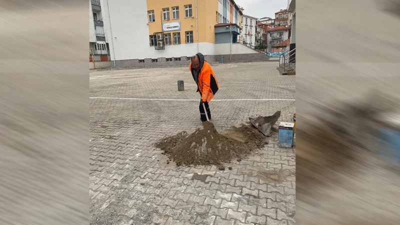 Belediye ekiplerinden okul bahçesinde yenileme çalışması