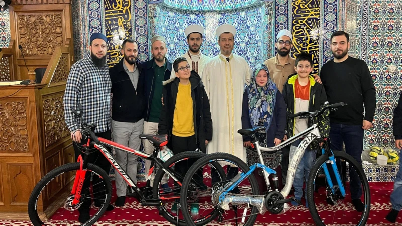 Keskin’de çocuklar namazda buluştu, hediyeleri kaptı