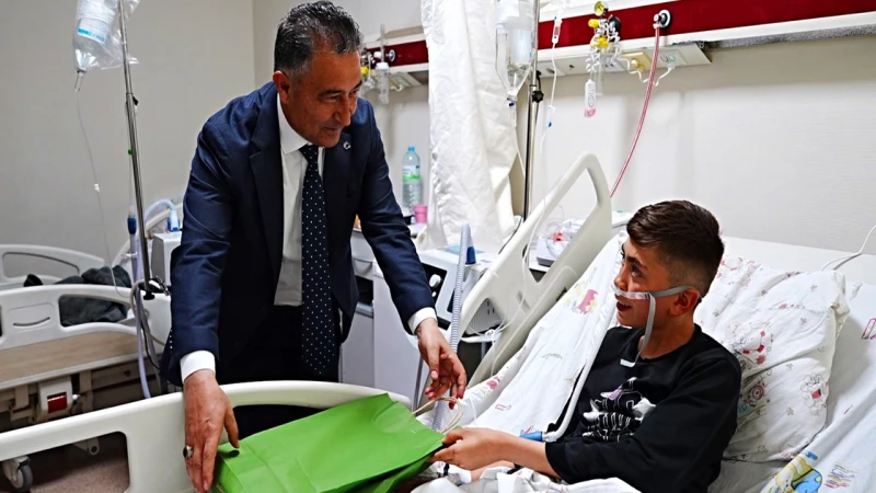 Hastanede tedavi gören çocuklara 23 Nisan sürprizi