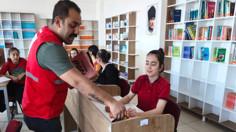 Kızılay öğrencilerin yüzlerini güldürdü