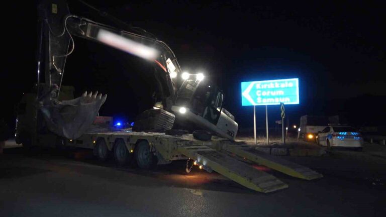 Deprem bölgesine giden tırın taşıdığı iş makinesi yola devrildi