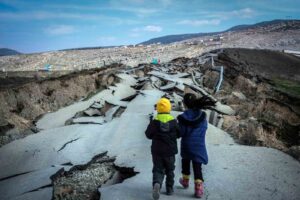 Kahramanmaraş Pazarcık’ta depremde yarılan yol havadan görüntülendi