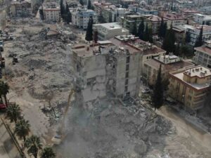 Kahramanmaraş’ta ağır hasarlı binaların yıkımı sürüyor