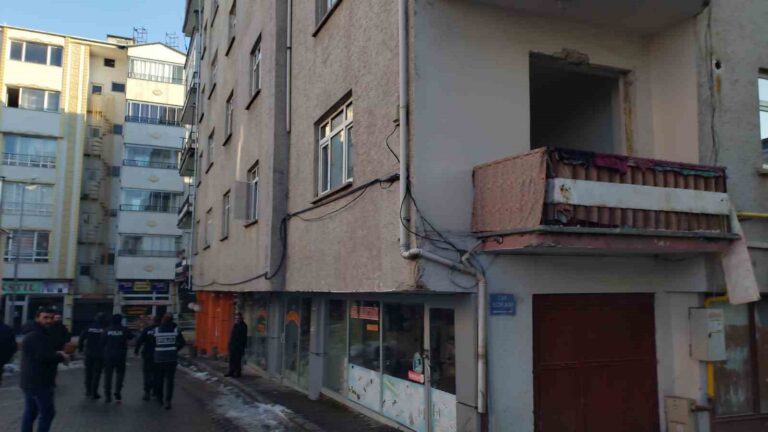Karakoçan’da ağır hasarlı 11 binada boşaltma işlemi sürüyor