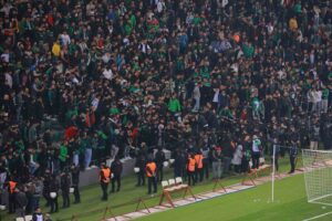 Kocaelispor – Sakaryaspor maçında tribünde gerginlik