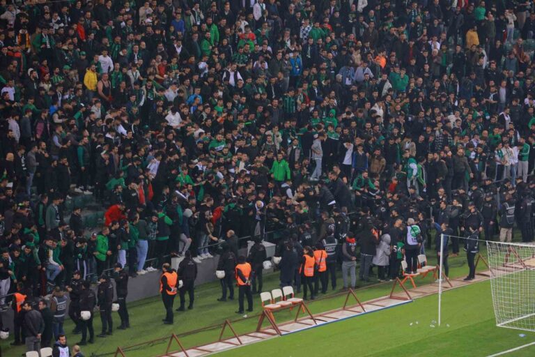 Kocaelispor – Sakaryaspor maçında tribünde gerginlik