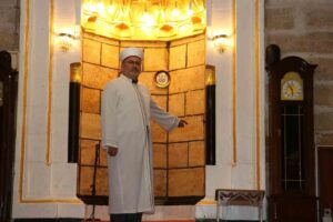 Asrın felaketi 8 asırlık camiyi milim oynatamadı