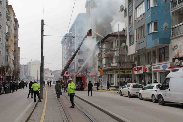 Eskişehir’de 2 katlı binada çıkan yangın paniğe neden oldu