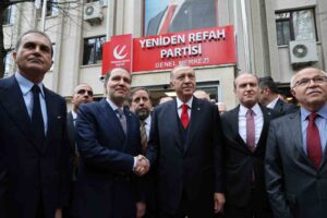 Cumhurbaşkanı Recep Tayyip Erdoğan’ın Yeniden Refah Partisi Genel Başkanı Fatih Erbakan’la görüşmesi başladı.