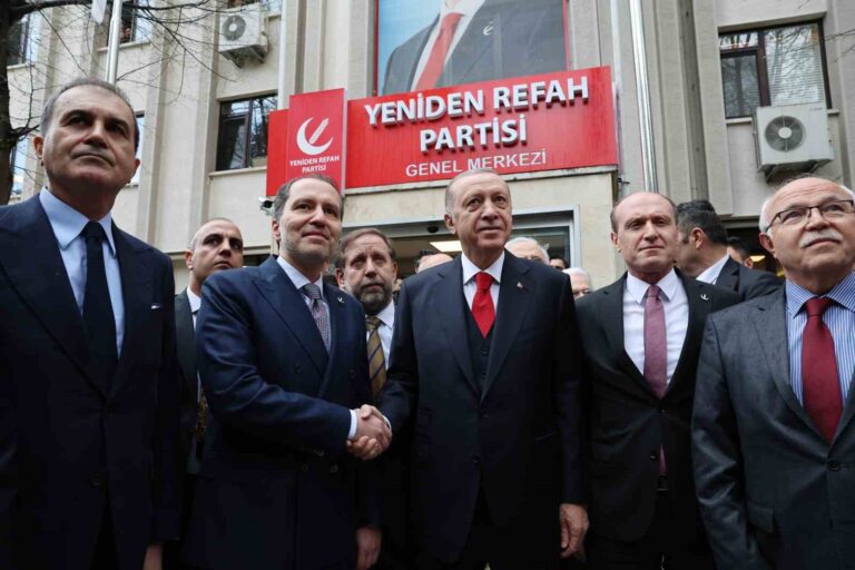 Cumhurbaşkanı Recep Tayyip Erdoğan’ın Yeniden Refah Partisi Genel Başkanı Fatih Erbakan’la görüşmesi başladı.