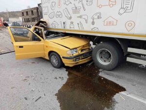 Pikabın kamyonetin altına girdiği kazada 1 kişi ağır yaralandı