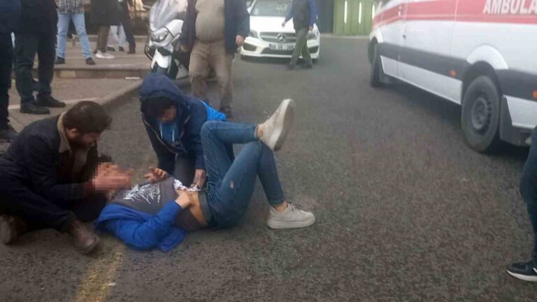 Liseli gençler arasında bıçaklı kavga: 1 yaralı