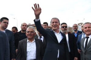 Bakan Akar: “Suriye’nin kuzeyinde kazdıkları çukurlara gömüldüler, Irak’ın kuzeyinde kampları yerle bir ediliyor”