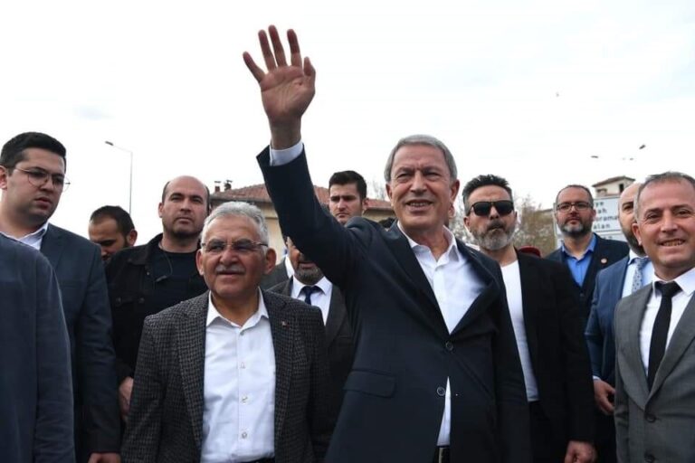 Bakan Akar: “Suriye’nin kuzeyinde kazdıkları çukurlara gömüldüler, Irak’ın kuzeyinde kampları yerle bir ediliyor”