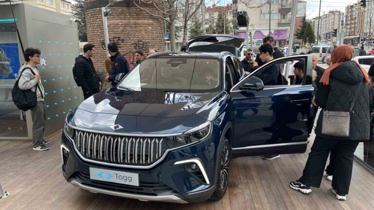 Eskişehir’de sergilenen Togg vatandaşların ilgi odağı oldu