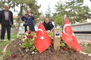 Kahramanmaraş’ta şehit olan evlatlarının mezarı başında bayramı karşıladılar