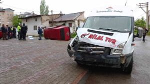 Servis aracı minibüse çarptı: 5 yaralı
