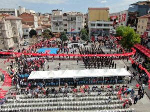 Aksaray’da 19 Mayıs 2 bin 100 kişinin taşıdığı 550 metrelik bayrakla kutlandı