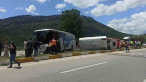 Konya’da yolcu otobüsü ile temizlik aracı çarpıştı: 1 ölü, 15 yaralı