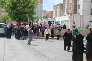 Çocuğunu kurtarmak isteyen anne kucağındaki çocuğu ile 13. kattan düştü: 3 ölü